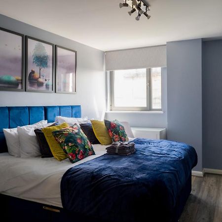 برمنغهام Pahuna Ghar Birmigham City 2 Bedroom Apartment- Short To Mid Term Let-Free Secure Parking المظهر الخارجي الصورة