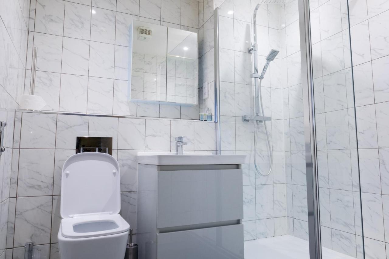 برمنغهام Pahuna Ghar Birmigham City 2 Bedroom Apartment- Short To Mid Term Let-Free Secure Parking المظهر الخارجي الصورة